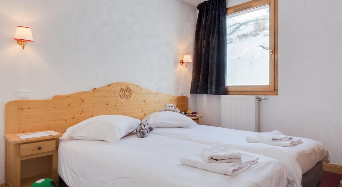 Bright clean twin bedroom traditional snowy window apartment Chalet Adonis Les Menuires LVH