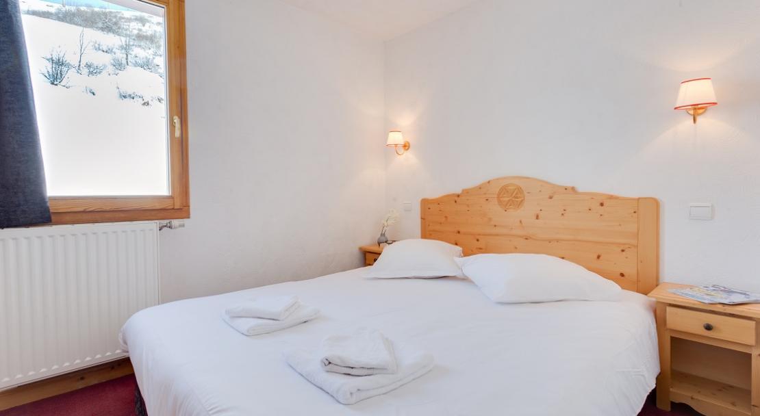 Double bed bedroom clean fresh comfortable Chalet de l'Adonis Les Menuires