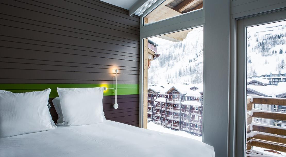 Double bed balcony Suite Room XXL Hotel Ormelune Val d'Isere; Copyright: Gilles TRILLARD
