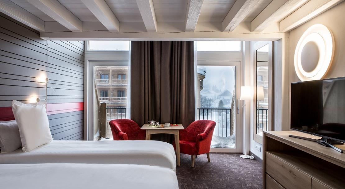Large mezzanine room spacious view windows Hotel Ormelune Val d'Isere; Copyright: Gilles TRILLARD