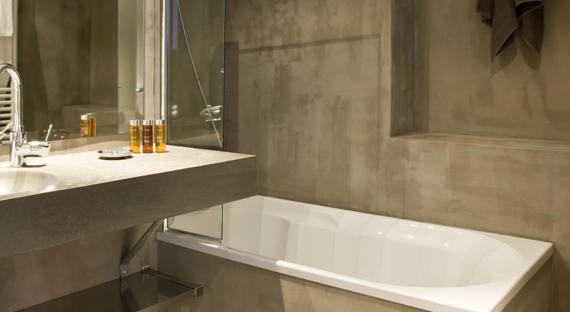 Bathtub modern bathroom with complimentary toiletries towels Hotel Ormelune Val d'Isere