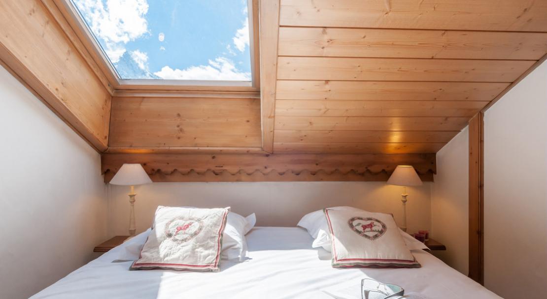 Double bed with Window - La Ginabelle Chamonix