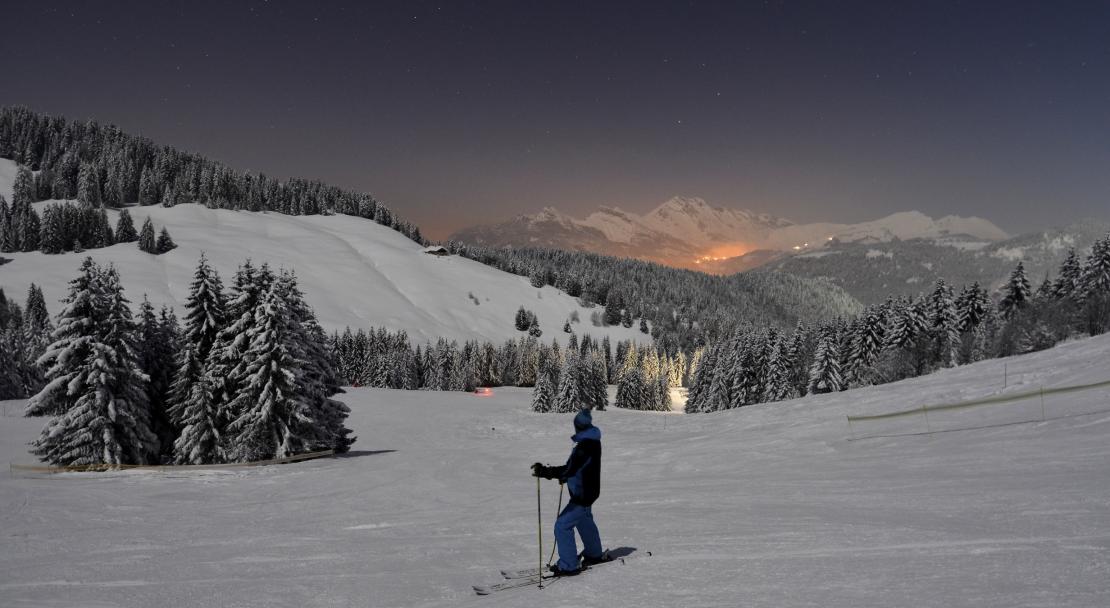Ski at night in La Clusaz; Copyright: David Machet