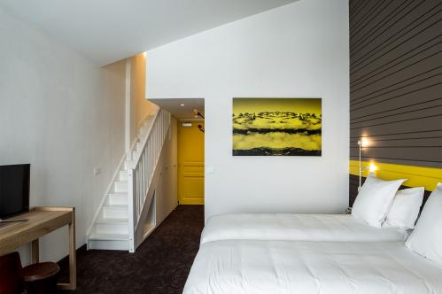 Double bed lower floor medium mezzanine room Hotel Ormelune Val d'Isere; Copyright: Gilles TRILLARD