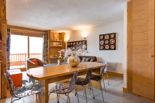 Three bedroom apartment living room kitchen dining table Residence Santa Terra Tignes